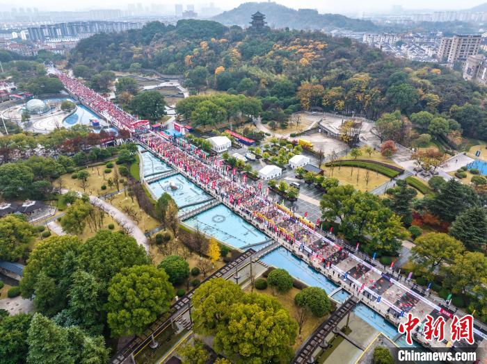 万余名跑者齐聚浙江诸暨西施故里，西施马拉松