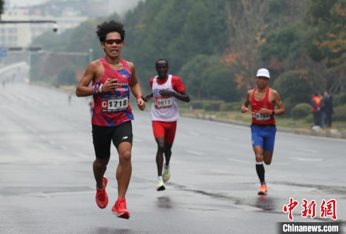 万余名跑者齐聚浙江诸暨西施故里，西施马拉松