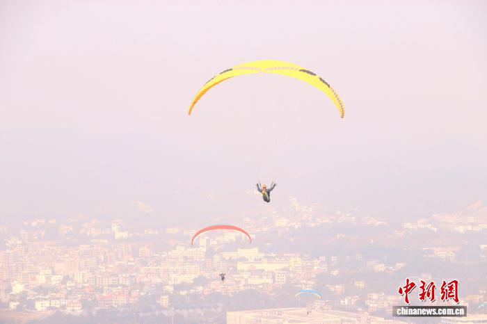 全国80余名滑翔伞选手在江西省赣州市南康区展开