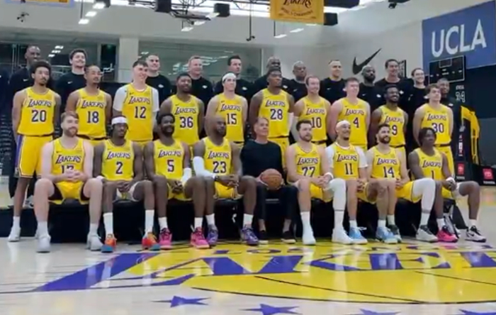 湖人全队合影曝光 詹姆斯与东契奇同框备战森林