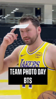 湖人全队合影曝光 詹姆斯与东契奇同框备战森林