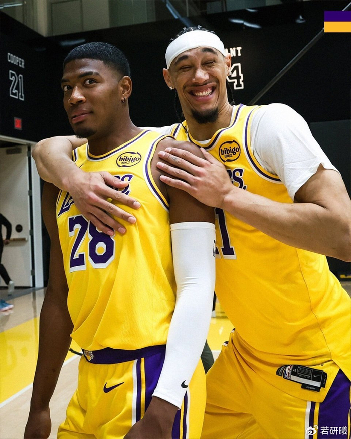 湖人全队合影曝光 詹姆斯与东契奇同框备战森林