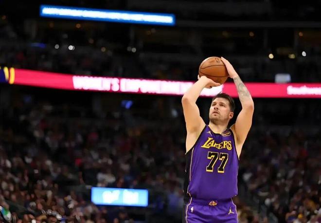 湖人加时绝杀掘金 东契奇与斯马特联手逆转