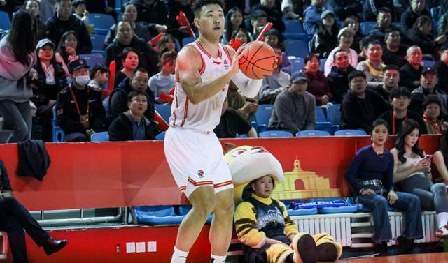 深圳男篮大胜浙江广厦，上海男篮锁定常规赛冠