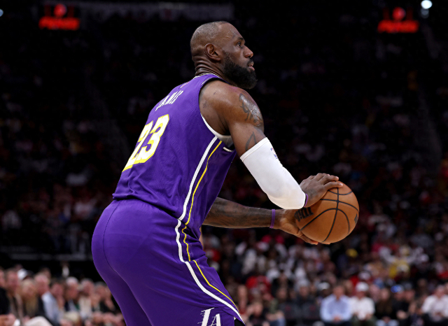 詹姆斯高效输出助湖人登顶西部第三