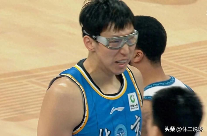 北京男篮客场挑战青岛关键战 周琦麦基内线压制