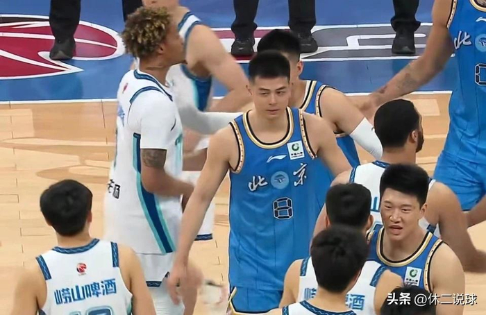 北京男篮客场挑战青岛关键战 周琦麦基内线压制