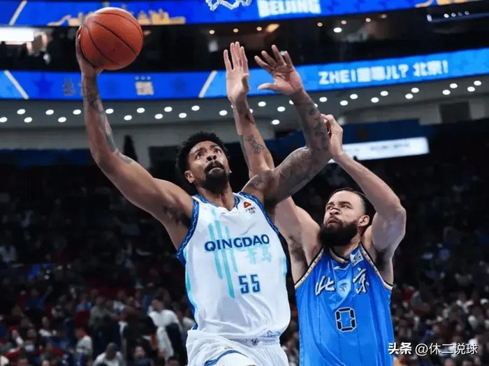 北京男篮客场挑战青岛关键战 周琦麦基内线压制