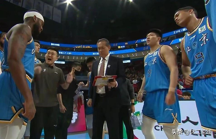 北京男篮客场挑战青岛关键战 周琦麦基内线压制