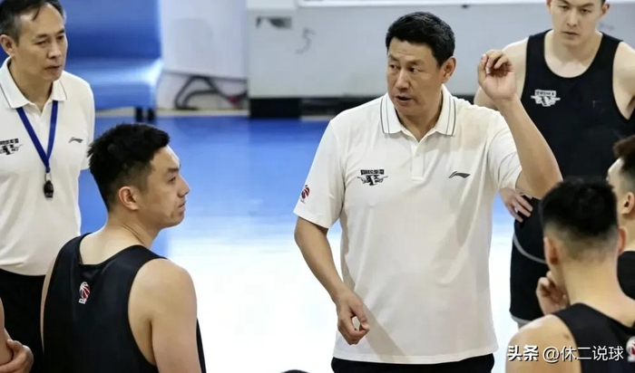 北京男篮客场挑战青岛关键战 周琦麦基内线压制