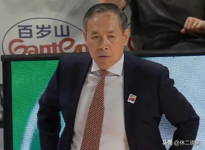 北京男篮客场挑战青岛关键战 周琦麦基内线压制